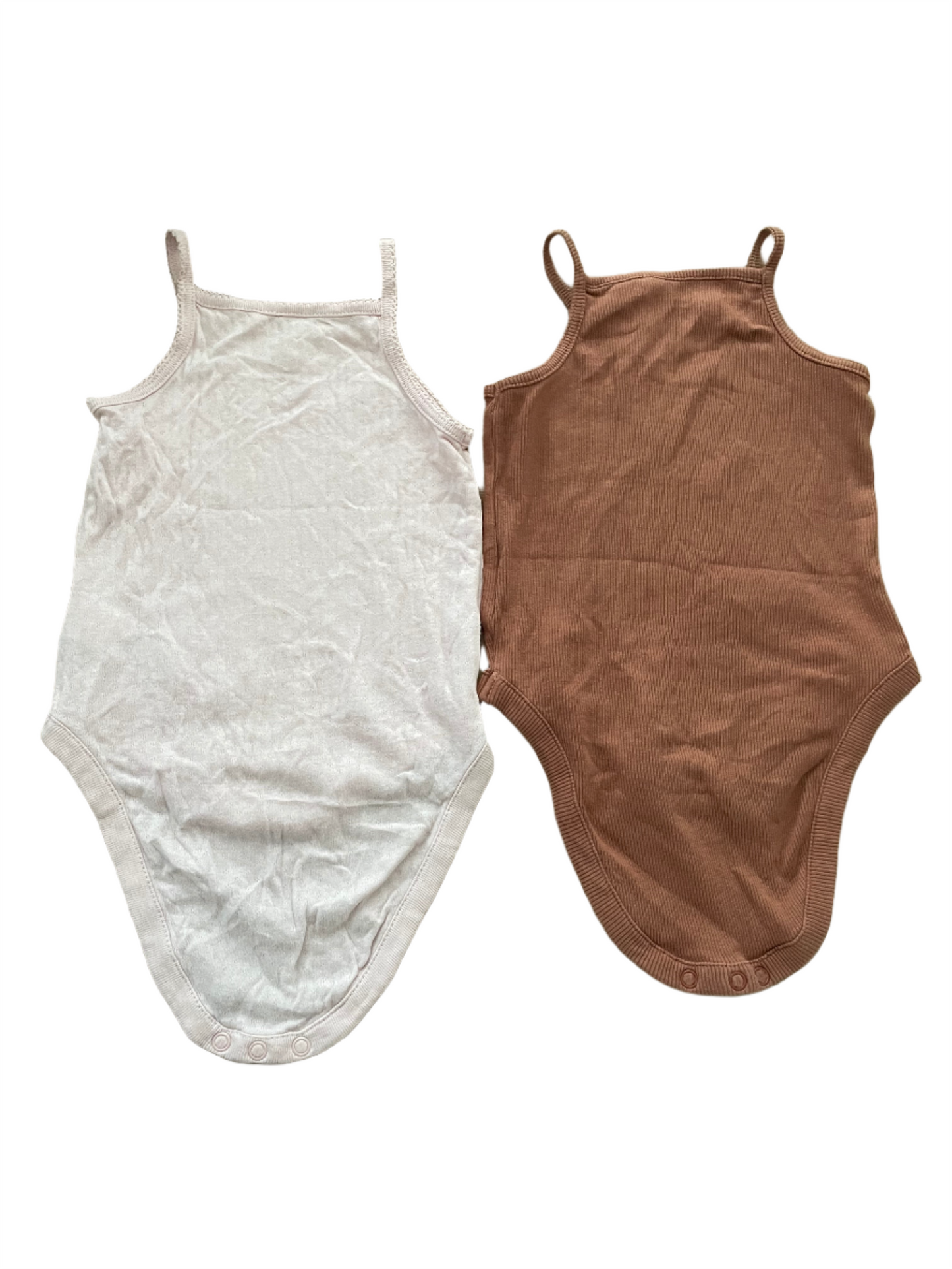 Set van twee mouwloze rompertjes met bandjes - maat 74 (6-9M)