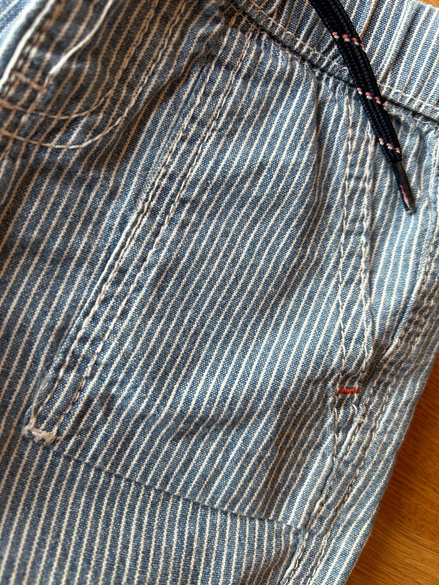 Blou en wit gestreepte kortbroek - 74-80 (6-12M)