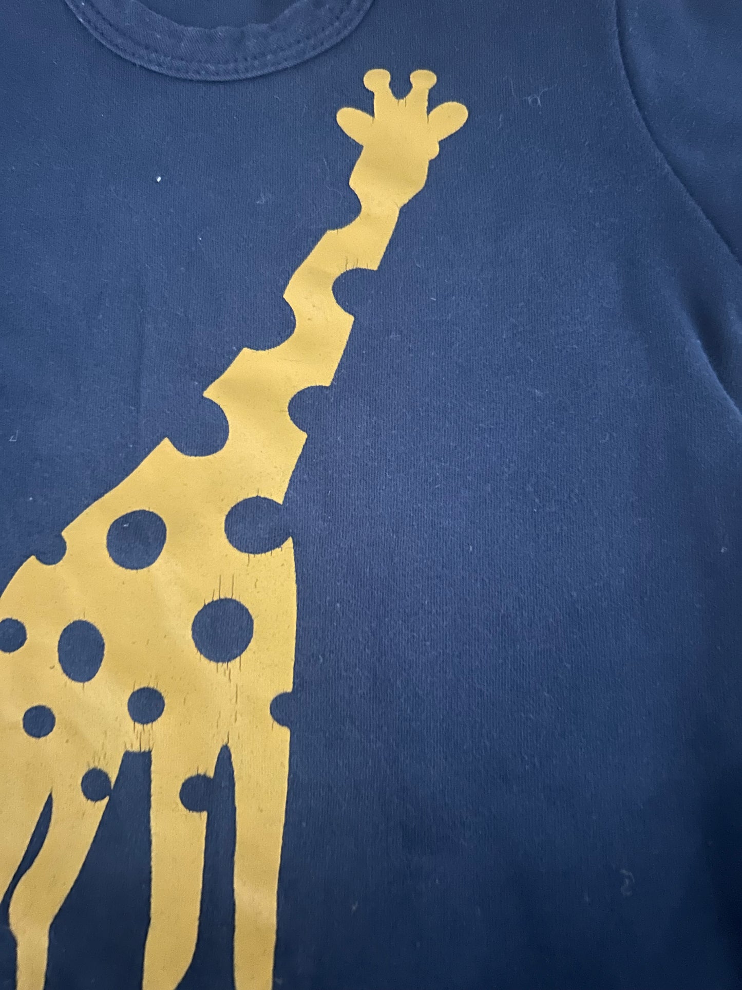 Marineblauwe onesie met giraffe - maat 60 (3M)